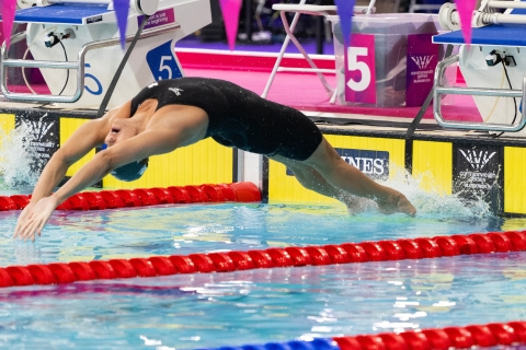Kylie Masse swimming backstroke